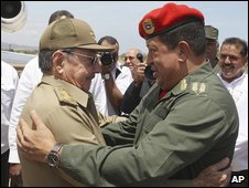 Tổng thống Chavez (bên phải) và Chủ tịch Raul. 
